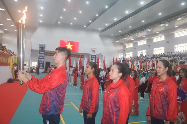 “Kình ngư” Nguyễn Huy Hoàng rước đuốc tại lễ khai mạc Đại hội TDTT tỉnh Quảng Bình - Anh 2