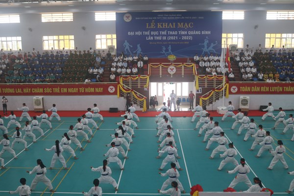 “Kình ngư” Nguyễn Huy Hoàng rước đuốc tại lễ khai mạc Đại hội TDTT tỉnh Quảng Bình - Anh 3