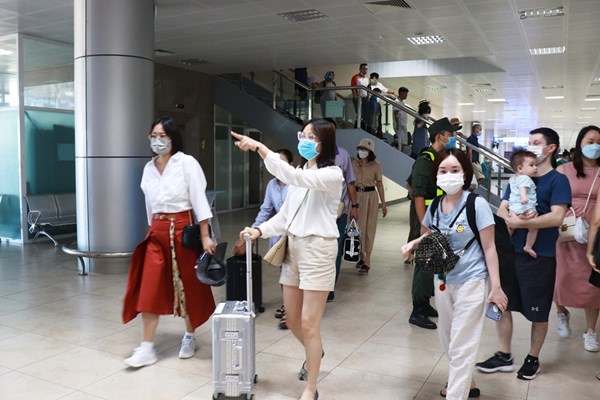 Khánh Hòa: Mở đường bay mới, đón 160 hành khách Singapore đến Nha Trang - Anh 5