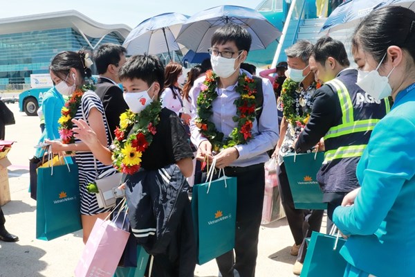 Khánh Hòa: Mở đường bay mới, đón 160 hành khách Singapore đến Nha Trang - Anh 3