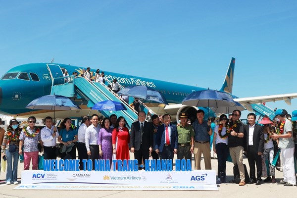 Khánh Hòa: Mở đường bay mới, đón 160 hành khách Singapore đến Nha Trang - Anh 4