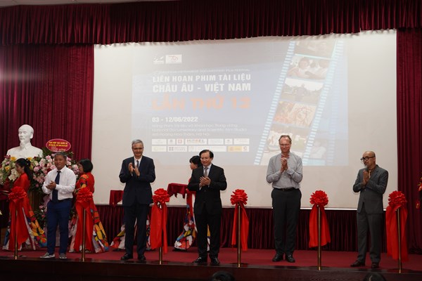 LHP Tài liệu châu Âu – Việt Nam: Hơi thở thời đại - Anh 3