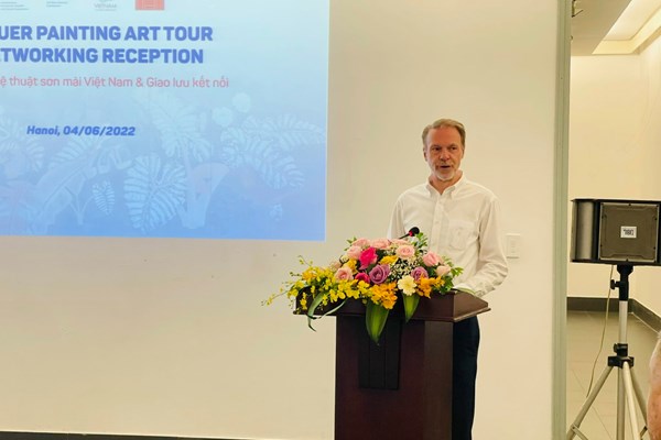 Các đại sứ, chuyên gia UNESCO choáng ngợp với nghệ thuật sơn mài Việt Nam - Anh 1