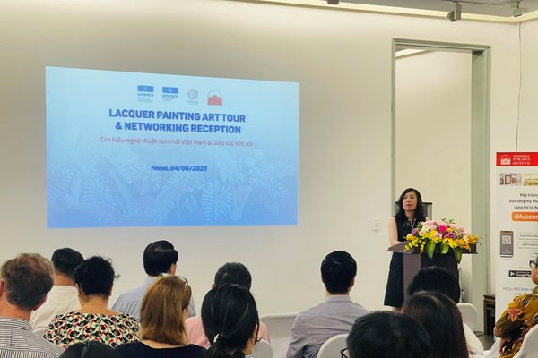 Các đại sứ, chuyên gia UNESCO choáng ngợp với nghệ thuật sơn mài Việt Nam - Anh 2