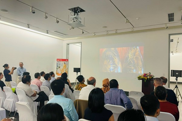 Các đại sứ, chuyên gia UNESCO choáng ngợp với nghệ thuật sơn mài Việt Nam - Anh 4