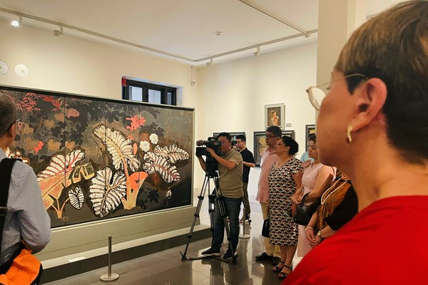 Các đại sứ, chuyên gia UNESCO choáng ngợp với nghệ thuật sơn mài Việt Nam - Anh 6