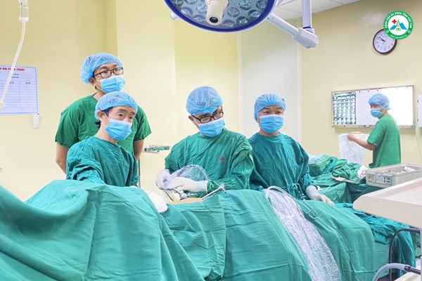 Kon Tum: Phẫu thuật bóc tách thành công khối u trung thất nặng 2kg - Anh 2