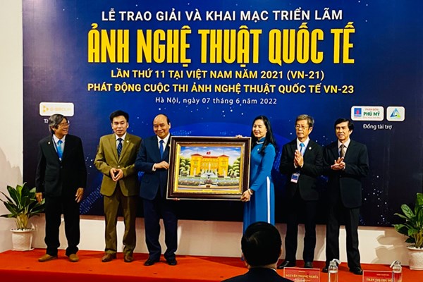 Trao giải và khai mạc triển lãm Ảnh nghệ thuật quốc tế lần thứ 11 tại Việt Nam - Anh 2