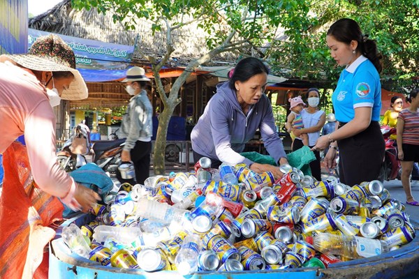Người dân Cù Lao Chàm “Nói không với rác thải nhựa dùng 1 lần” - Anh 1