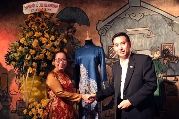 Tiếp nhận áo dài Batik do Indonesia trao tặng - Anh 1