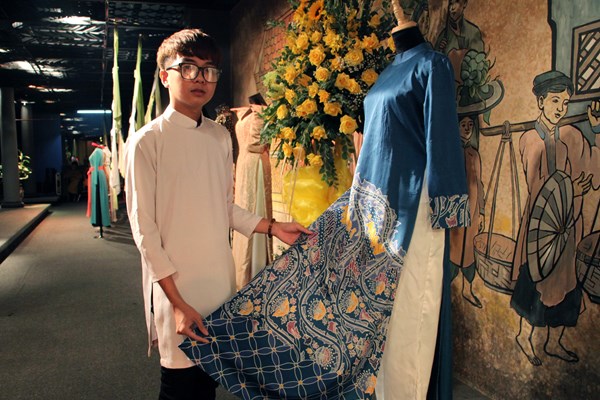 Tiếp nhận áo dài Batik do Indonesia trao tặng - Anh 2