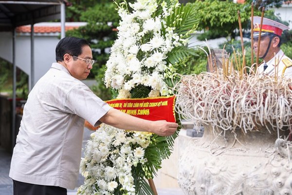 Thủ tướng dâng hương tại Khu di tích lịch sử quốc gia đặc biệt Ngã ba Đồng Lộc - Anh 1