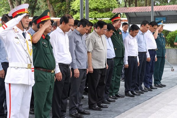 Thủ tướng dâng hương tại Khu di tích lịch sử quốc gia đặc biệt Ngã ba Đồng Lộc - Anh 2