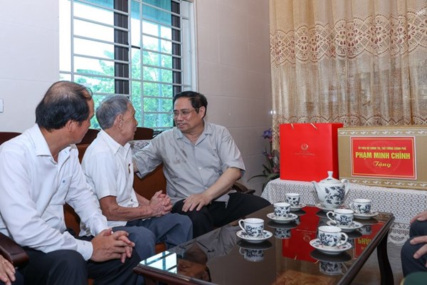 Thủ tướng dâng hương tại Khu di tích lịch sử quốc gia đặc biệt Ngã ba Đồng Lộc - Anh 4