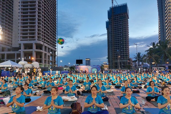 Hàng nghìn người tham gia đồng diễn tại Lễ hội quốc tế yoga - Anh 3