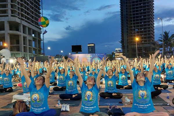Hàng nghìn người tham gia đồng diễn tại Lễ hội quốc tế yoga - Anh 2