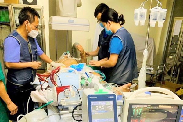 Bệnh viện Đa khoa tỉnh Thanh Hóa cứu sống bệnh nhân bằng kỹ thuật hỗ trợ tim, phổi nhân tạo cùng lúc - Anh 1