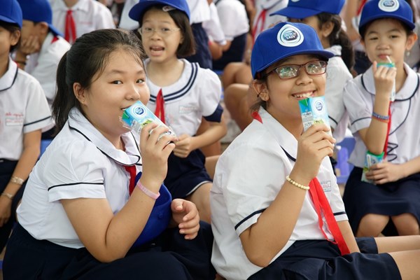 Toàn cảnh Ngày Sữa Thế giới 2022 đầy sắc màu: Cô gái Hà Lan mang vạn niềm vui đến với trẻ em Việt - Anh 5