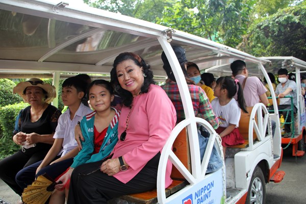 NSND Kim Cương vui cùng trẻ mồ côi tại Thảo Cầm Viên Sài Gòn - Anh 3