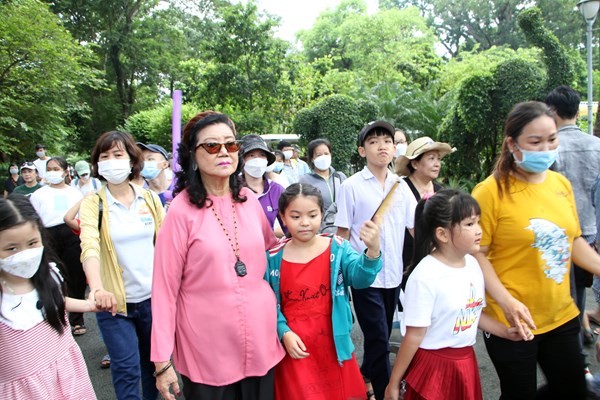 NSND Kim Cương vui cùng trẻ mồ côi tại Thảo Cầm Viên Sài Gòn - Anh 2