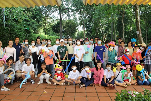 NSND Kim Cương vui cùng trẻ mồ côi tại Thảo Cầm Viên Sài Gòn - Anh 1
