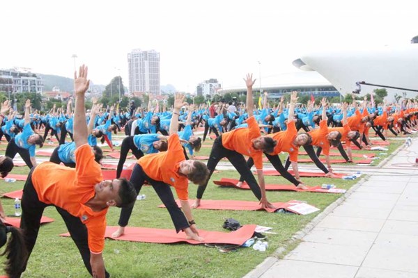 Gần 3.000 người tham gia Ngày Quốc tế Yoga lần thứ 8 tại Quảng Ninh - Anh 1