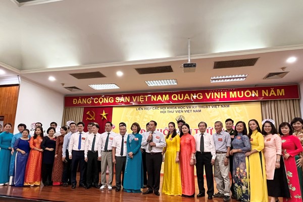 Ông Nguyễn Hữu Giới tái đắc cử Chủ tịch Hội Thư viện Việt Nam - Anh 4