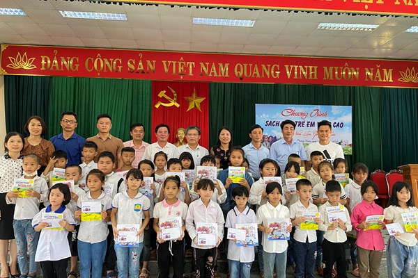 Trao tặng sách cho học sinh dân tộc Thái tỉnh Thanh Hóa - Anh 1