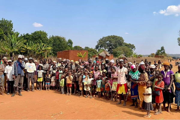 Hoa hậu Thùy Tiên xây giếng nước sạch tặng người dân Angola - Anh 2