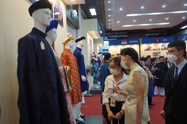 Triển lãm trang phục truyền thống các nước ASEAN - Anh 2