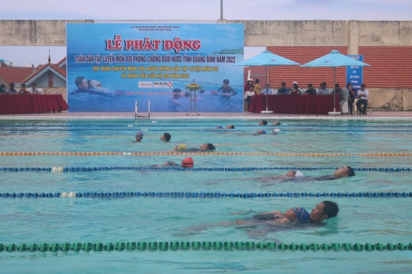 Quảng Bình phát động toàn dân tập luyện môn bơi - Anh 1