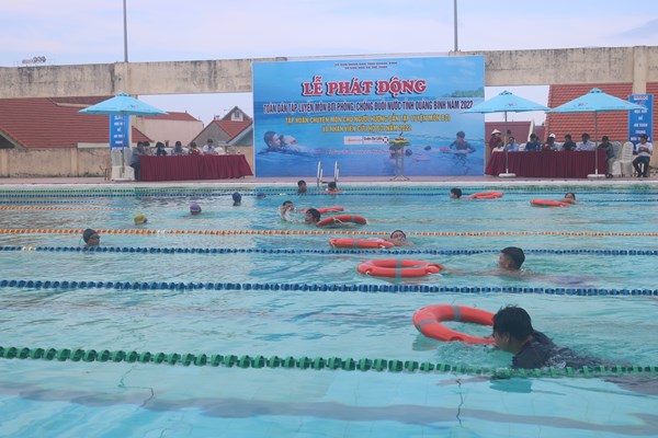 Quảng Bình phát động toàn dân tập luyện môn bơi - Anh 2