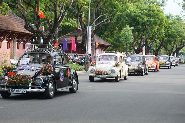 Ngắm dàn xe cổ Volkswagen diễu hành trên đường phố Huế - Anh 1