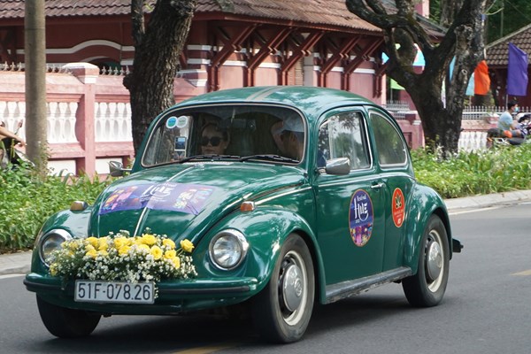 Ngắm dàn xe cổ Volkswagen diễu hành trên đường phố Huế - Anh 3