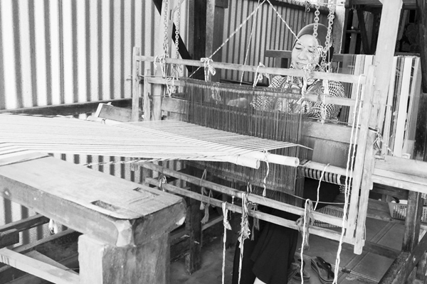 Trăn trở với nghề dệt thổ cẩm truyền thống ở An Giang - Anh 2