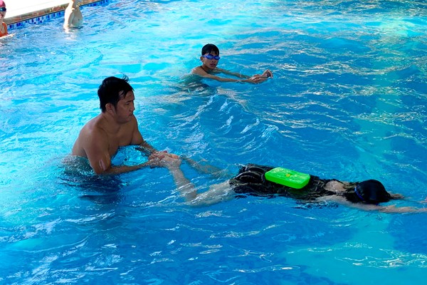 Thanh Hóa: Dạy bơi miễn phí cho trẻ em có hoàn cảnh khó khăn - Anh 1