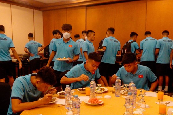 U19 Việt Nam đã tới Indonesia, ổn định nơi “đóng quân” - Anh 2