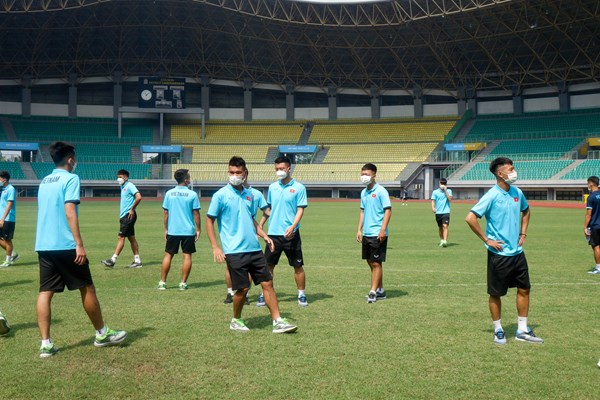 Cầu thủ U19 Việt Nam được phổ biến về phòng, chống tiêu cực trong bóng đá - Anh 1