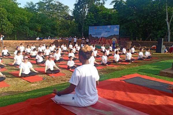 Kỷ niệm ngày Quốc tế Yoga lần thứ 8-2022: Trình diễn tại Khu đền tháp Mỹ Sơn - Anh 2