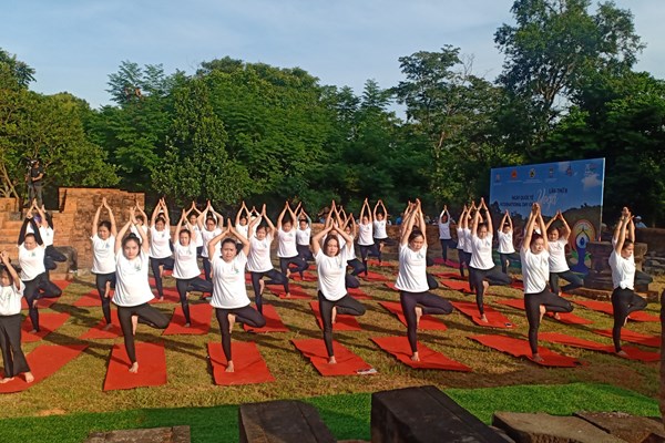 Kỷ niệm ngày Quốc tế Yoga lần thứ 8-2022: Trình diễn tại Khu đền tháp Mỹ Sơn - Anh 1