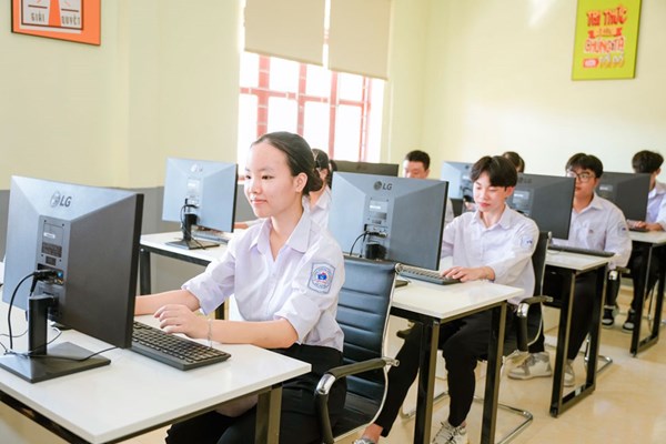 Hải Phòng: Trao tặng “Thư viện điện tử” cho trường THPT Tiên Lãng - Anh 1