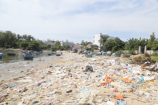 Lo ngại từ rác thải ven biển ở Quảng Ngãi - Anh 1