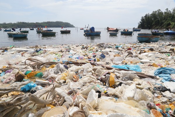 Lo ngại từ rác thải ven biển ở Quảng Ngãi - Anh 5