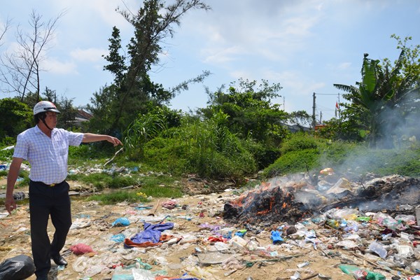 Lo ngại từ rác thải ven biển ở Quảng Ngãi - Anh 2