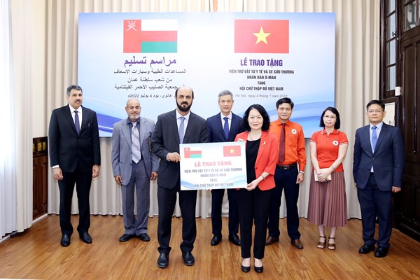 Oman trao tặng xe cứu thương và vật tư y tế cho Việt Nam - Anh 1