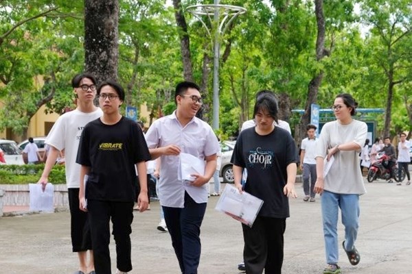 Kỳ thi tốt nghiệp THPT năm 2022 tại Thanh Hóa: Kết thúc ngày thi đầu tiên có 326 lượt thí sinh vắng thi - Anh 1