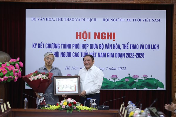 Bộ trưởng Nguyễn Văn Hùng: Phát huy sức mạnh của người  cao tuổi là nền tảng giữ gìn những giá trị tốt đẹp truyền thống cho gia đình - Anh 3
