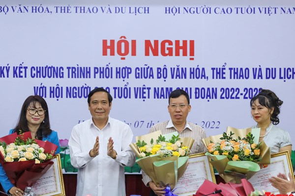 Bộ trưởng Nguyễn Văn Hùng: Phát huy sức mạnh của người  cao tuổi là nền tảng giữ gìn những giá trị tốt đẹp truyền thống cho gia đình - Anh 5