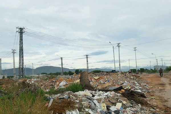 Bình Định dẹp “núi” rác thải trên đường Điện Biên Phủ - Anh 1