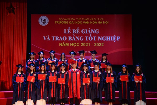 ĐH Văn hóa Hà Nội: Bế giảng và trao bằng tốt nghiệp năm học 2021-2022 - Anh 4